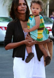Halle_Berry_and_her_daughter_27.jpg