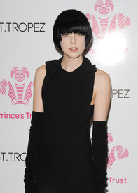 celebrity_paradise.com_TheElder_AgynessDeyn2010_03_18_PrincesTrustSpringBall.jpg