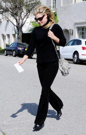 celebrity_paradise.com_TheElder_AliLarter2010_03_30_outinLA2.jpg