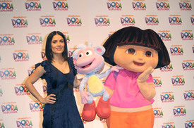 celebrity_paradise.com_TheElder_SalmaHayek2010_03_02_DoraTheExplorersLandmark10THAnniversary122.jpg