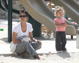 Preppie_HalleBerrytakesNahlatotheparkinBeverlyHills_March5201013.JPG
