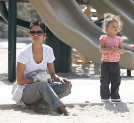 Preppie_HalleBerrytakesNahlatotheparkinBeverlyHills_March5201015.JPG