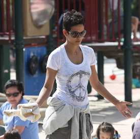 Preppie_HalleBerrytakesNahlatotheparkinBeverlyHills_March5201017.JPG