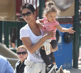 Preppie_HalleBerrytakesNahlatotheparkinBeverlyHills_March5201018.JPG