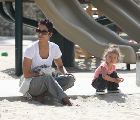 Preppie_HalleBerrytakesNahlatotheparkinBeverlyHills_March520104.JPG