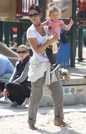 Preppie_HalleBerrytakesNahlatotheparkinBeverlyHills_March520105.JPG
