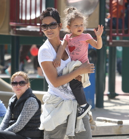 Preppie_HalleBerrytakesNahlatotheparkinBeverlyHills_March520107.JPG