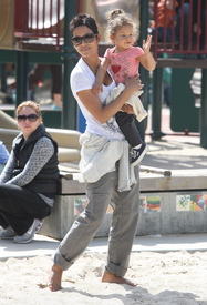 Preppie_HalleBerrytakesNahlatotheparkinBeverlyHills_March520108.JPG