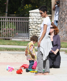 Preppie_HalleBerrytakesNahlatotheparkinBeverlyHills_March520109.JPG