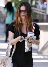 celebrity_paradise.com_TheElder_RachelBilson2010_03_16_GettingSomeJambaJuice.jpg