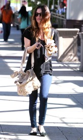 celebrity_paradise.com_TheElder_RachelBilson2010_03_16_GettingSomeJambaJuice4.jpg