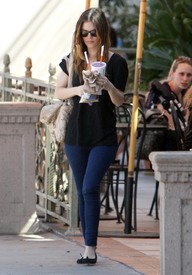 celebrity_paradise.com_TheElder_RachelBilson2010_03_16_GettingSomeJambaJuice8.jpg