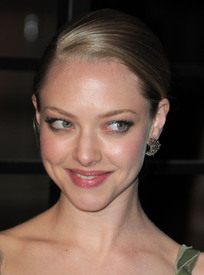 AmandaSeyfried2010VanityFairOscarParty038.jpg