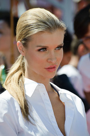joanna_krupa_hotness_shorts_2.jpg