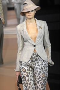 80217_celebrity_city_Giorgio_Armani_Milan_Fashion_Show_77_123_577lo.jpg