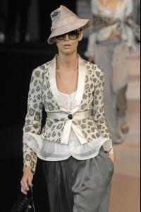 80262_celebrity_city_Giorgio_Armani_Milan_Fashion_Show_79_123_498lo.jpg