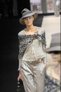 80450_celebrity_city_Giorgio_Armani_Milan_Fashion_Show_91_123_353lo.jpg