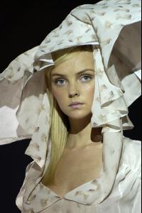 96112_celebrity_city_Hussein_Chalayan_Paris_S_S_07_Fashion_Show_Details_9_123_325lo.jpg