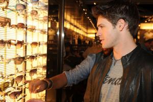 Steven_R_McQueen_CW_Vampire_Diaries_Shop_New_NWSZpfpWGr4l.jpg