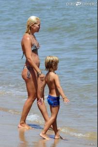552612_le_top_valeria_mazza_en_vacances_en_637x0_2.jpg