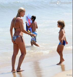 552609_le_top_valeria_mazza_en_vacances_en_637x0_2.jpg
