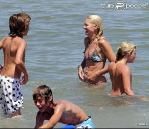 552613_le_top_valeria_mazza_en_vacances_en_637x0_2.jpg
