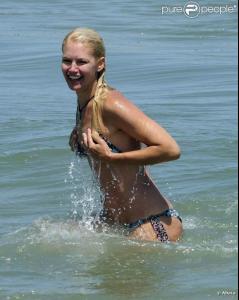 552615_le_top_valeria_mazza_en_vacances_en_637x0_2.jpg
