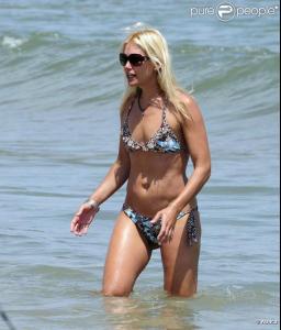 552607_le_top_valeria_mazza_en_vacances_en_637x0_2.jpg
