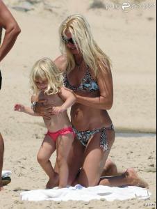 552608_le_top_valeria_mazza_en_vacances_en_637x0_2.jpg