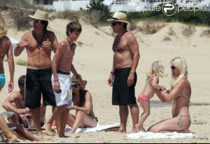 552614_le_top_valeria_mazza_en_vacances_en_637x0_2.jpg