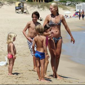 552610_le_top_valeria_mazza_en_vacances_en_637x0_2.jpg