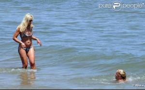 552611_le_top_valeria_mazza_en_vacances_en_637x0_2.jpg
