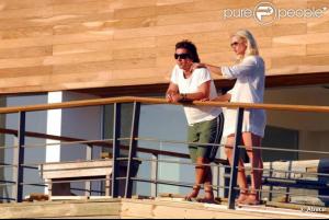 552645_valeria_mazza_et_son_epoux_visitent_637x0_1.jpg