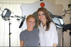 hayden_panettiere_poses_with_access_hollywoods_maria_menounos_at_the_scream_4_press_junket.jpg