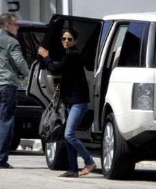 86329_celebrity_paradise_com_TheElder_HalleBerry2011_03_13_OutforlunchinMiami6_122_70lo.jpg