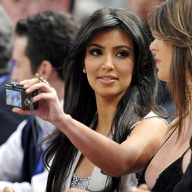 Kim_Kardashian_3_Brittny_Gastineau_2009-04-08_-_At_the_Detroit_Pistons_vs_New_York_Knicks_NBA_basketball_game_643.jpg