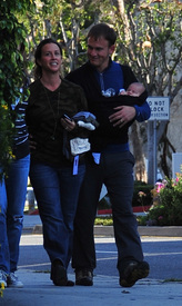 Tikipeter_Alanis_Morissette_and_family_take_a_stroll_004.jpg