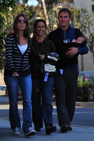 Tikipeter_Alanis_Morissette_and_family_take_a_stroll_005.jpg