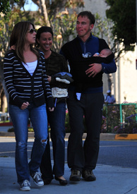 Tikipeter_Alanis_Morissette_and_family_take_a_stroll_006.jpg