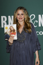 celebrity_paradise.com_TheElder_AliciaSilverstone2011_03_15_signscopiesofherbook2.jpg