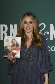 celebrity_paradise.com_TheElder_AliciaSilverstone2011_03_15_signscopiesofherbook3.jpg