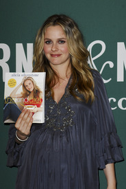 celebrity_paradise.com_TheElder_AliciaSilverstone2011_03_15_signscopiesofherbook4.jpg