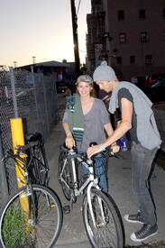 celebrity-paradise.com-The_Elder-Alicia_Silverstone_2009-09-04_-_unlock_their_bicycles_in_Hollywood.jpg