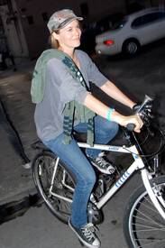 celebrity-paradise.com-The_Elder-Alicia_Silverstone_2009-09-04_-_unlock_their_bicycles_in_Hollywood_637.jpg