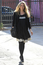 celebrity_paradise.com_TheElder_AliciaSilverstone2010_12_09_OutandaboutinLA4.jpg