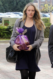 celebrity_paradise.com_TheElder_AliciaSilverstone2011_01_13_outsidearestaurantinBeverlyHills10.jpg