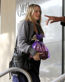 celebrity_paradise.com_TheElder_AliciaSilverstone2011_01_13_outsidearestaurantinBeverlyHills11.jpg