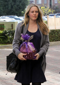 celebrity_paradise.com_TheElder_AliciaSilverstone2011_01_13_outsidearestaurantinBeverlyHills12.jpg