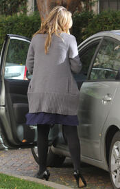 celebrity_paradise.com_TheElder_AliciaSilverstone2011_01_13_outsidearestaurantinBeverlyHills13.jpg