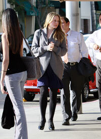 celebrity_paradise.com_TheElder_AliciaSilverstone2011_01_13_outsidearestaurantinBeverlyHills16.jpg